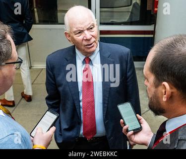 Washington, États-Unis. 24 janvier 2024. Sénateur américain Ben Cardin (D-MD) parlant avec des journalistes près du métro du Sénat au Capitole des États-Unis. Crédit : SOPA Images Limited/Alamy Live News Banque D'Images