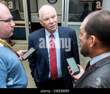 Washington, États-Unis. 24 janvier 2024. Sénateur américain Ben Cardin (D-MD) parlant avec des journalistes près du métro du Sénat au Capitole des États-Unis. Crédit : SOPA Images Limited/Alamy Live News Banque D'Images