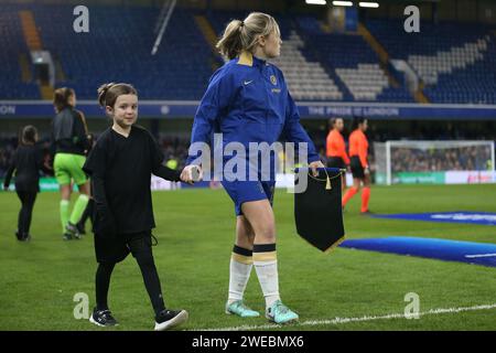 Londres, Royaume-Uni. 24 janvier 2024. Londres, 24 janvier 2024 : le capitaine Erin Cuthbert (22 Chelsea) mène l'équipe lors du match du groupe D de la Ligue des champions de l'UEFA entre Chelsea et le Real Madrid à Stamford Bridge, Londres, Angleterre. (Pedro Soares/SPP) crédit : SPP Sport Press photo. /Alamy Live News Banque D'Images