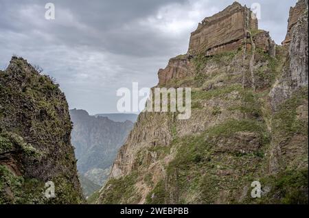 Vue du Pico de Arieiro au sentier de randonnée Pico Ruivo, Madère Banque D'Images