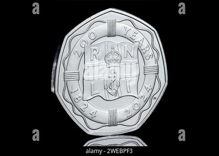 2024 50p pour commémorer les 200 ans de la Royal National Lifeboat institution (RNLI), l'avers montre le portrait de Martin Jennings du roi Charles III Banque D'Images