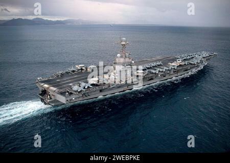 USS Gerald R. Ford le plus grand porte-avions du monde, l'USS Gerald R. Ford (CVN 78) traverse le détroit de Gibraltar, le 5 janvier 2024. Banque D'Images