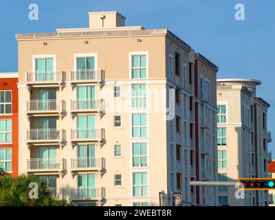 Miami, Floride, États-Unis - 5 décembre 2023 : Appartements dans le centre-ville de Kendall en face du centre commercial Dadeland Mall. Banque D'Images