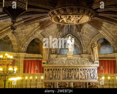 Tombe de Sainte Eulalia dans la crypte de la cathédrale de Barcelone Banque D'Images