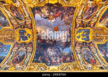 Plafond peint dans la galerie des glaces du Château Versailles près de Paris, France Banque D'Images