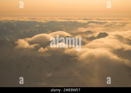 Vue aérienne de la chaîne Brooks couverte de neige gelée sur le chemin du village côtier Inupiaq de Kaktovik, zone 1002 de la faune nationale de l'Arctique R Banque D'Images