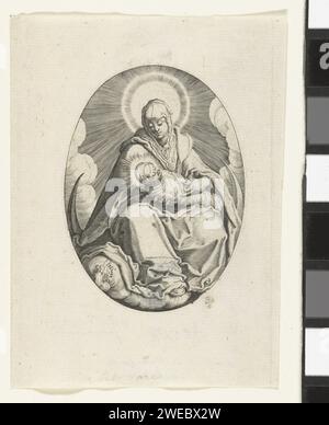 Maria avec l'enfant Christ assis sur un croissant, Jacques de Gheyn (II), 1590 - 1595 imprimer Maria, assise sur un croissant dans les nuages, avec l'enfant Christ sur leurs genoux. Papier néerlandais gravure Madonna (c'est-à-dire Marie avec le Christ-enfant) dans les airs, ou sur les nuages Banque D'Images