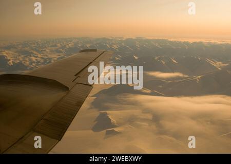 Vue aérienne de la chaîne Brooks couverte de neige gelée sur le chemin du village côtier Inupiaq de Kaktovik, zone 1002 de la faune nationale de l'Arctique R Banque D'Images