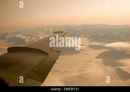 Vue aérienne de la chaîne Brooks couverte de neige gelée sur le chemin du village côtier Inupiaq de Kaktovik, zone 1002 de la faune nationale de l'Arctique R Banque D'Images