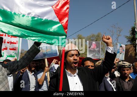 Sanaa, Sanaa, Yémen. 24 janvier 2024. Des manifestants brandissent des drapeaux palestiniens lors d'une manifestation contre les frappes aériennes soutenues menées par les États-Unis sur le Yémen, et en solidarité avec le peuple palestinien dans un conflit en cours entre Israël et le Hamas à Gaza.le porte-parole militaire houthi Yahya Saree a rapporté une confrontation entre leurs forces et plusieurs destroyers et navires de guerre américains dans le golfe d'Aden et Bab al-Mandab aujourd'hui. Les navires américains gardaient deux navires commerciaux, et pendant l'affrontement, l'un des navires américains a été frappé. En conséquence, les deux navires marchands américains ont été contraints Banque D'Images