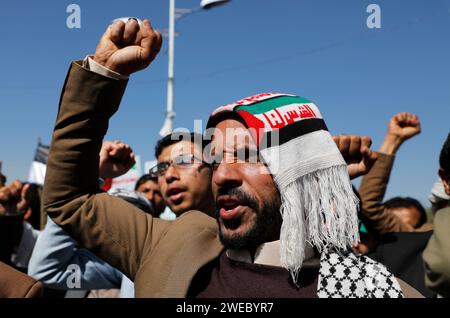 Sanaa, Sanaa, Yémen. 24 janvier 2024. Des manifestants chantent des slogans lors d'une manifestation contre les frappes aériennes soutenues menées par les États-Unis sur le Yémen, et en solidarité avec le peuple palestinien dans un conflit en cours entre Israël et le Hamas à Gaza.le porte-parole militaire houthi Yahya Saree a rapporté une confrontation entre leurs forces et plusieurs destroyers et navires de guerre américains dans le golfe d'Aden et Bab al-Mandab aujourd'hui. Les navires américains gardaient deux navires commerciaux, et pendant l'affrontement, l'un des navires américains a été frappé. En conséquence, les deux navires marchands américains ont été contraints de se retirer Banque D'Images