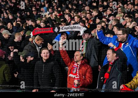 Rotterdam, pays-Bas. 24 janvier 2024. Rotterdam - Feyenoord supporters lors du match entre Feyenoord et PSV au Stadion Feijenoord de Kuip le 24 janvier 2024 à Rotterdam, pays-Bas. Crédit : photos boîte à boîte/Alamy Live News Banque D'Images