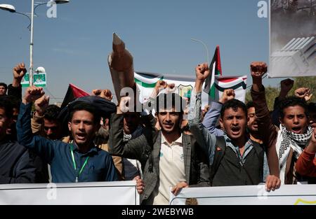 Sanaa, Sanaa, Yémen. 24 janvier 2024. Des manifestants brandissent un faux missile alors qu'ils participaient à une manifestation organisée contre les frappes aériennes soutenues menées par les États-Unis sur le Yémen, et en solidarité avec les Palestiniens à Sanaa, Yémen. le porte-parole militaire houthi Yahya Saree a rapporté une confrontation entre leurs forces et plusieurs destroyers et navires de guerre américains dans le golfe d'Aden et Bab al-Mandab aujourd'hui. Les navires américains gardaient deux navires commerciaux, et pendant l'affrontement, l'un des navires américains a été frappé. En conséquence, les deux navires marchands américains ont été contraints de battre en retraite et de revenir en arrière Banque D'Images