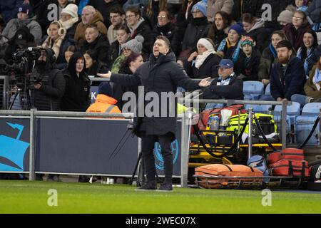 L'entraîneur de Manchester United Marc Skinner gesticule lors du match de LA FA Women's League Cup Group B entre Manchester City et Manchester United au joie Stadium, Manchester le mercredi 24 janvier 2024. (Photo : Mike Morese | MI News) crédit : MI News & Sport / Alamy Live News Banque D'Images