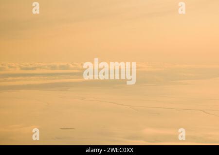 Vue aérienne de la chaîne Brooks couverte de neige gelée sur le chemin du village côtier Inupiaq de Kaktovik, zone 1002 de la faune nationale de l'Arctique R Banque D'Images