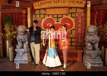 Anaheim, États-Unis. 24 janvier 2024. Les visiteurs posent pour des photos avec le personnage de dessin animé Mulan lors des célébrations du nouvel an lunaire au Disney California Adventure Park à Anaheim, Californie, États-Unis, le 23 janvier 2024. Disneyland Resort a débuté mardi les célébrations du nouvel an lunaire avec une variété de délices culinaires, des expositions d'art et des festivités amusantes. Crédit : Zeng hui/Xinhua/Alamy Live News Banque D'Images