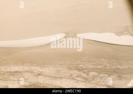 Vue aérienne de la chaîne Brooks couverte de neige gelée sur le chemin du village côtier Inupiaq de Kaktovik, zone 1002 de la faune nationale de l'Arctique R Banque D'Images