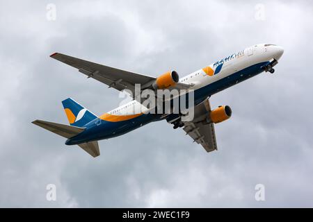 Boryspil, Ukraine - 13 août 2020 : l'avion Boeing 767-300 (UR-AZD) d'Azur Air Ukraine décolle de l'aéroport international de Boryspil Banque D'Images