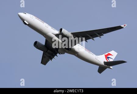 Un Airbus A330-200 de China Eastern Airlines au départ de l'aéroport de Londres Gatwick Banque D'Images