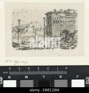 Chargement des marchandises Van, Isaac Walraven, après Jacques Callot, 1696 - 1765 impression sur une rive d'une baie, un certain nombre d'hommes sont occupés à charger Scheepjes. Sur la gauche un grand bâtiment. En arrière-plan un château ou château et quelques maisons. Amsterdam papier gravure / gravure de paysages avec eaux, paysages aquatiques, paysages marins (dans la zone tempérée). paysage avec tour ou château. navires (en général) Banque D'Images