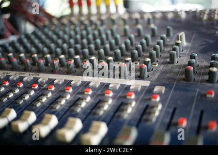 Mixeur sonore sale. Commandes Backstage sur un mélangeur audio. Contrôle du son de la musique audio. Banque D'Images