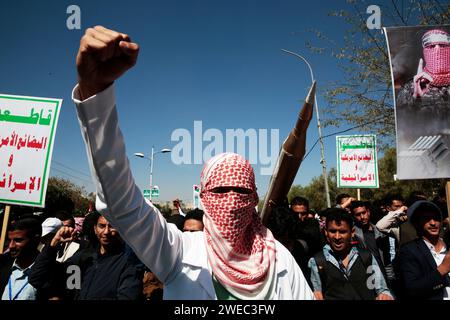 Sanaa, Sanaa, Yémen. 24 janvier 2024. Un homme porte un keffiyeh palestinien traditionnel devant un faux missile et chante des slogans anti-israéliens et des frappes aériennes soutenues dirigées par les États-Unis sur le Yémen lors d’une manifestation de solidarité avec le peuple palestinien dans un conflit en cours entre Israël et le Hamas. Le porte-parole militaire houthi Yahya Saree a rapporté une confrontation entre leurs forces et plusieurs destroyers et navires de guerre américains dans le golfe d'Aden et Bab al-Mandab aujourd'hui. (Image de crédit : © Osamah Yahya/ZUMA Press Wire) USAGE ÉDITORIAL SEULEMENT! Non destiné à UN USAGE commercial ! Banque D'Images