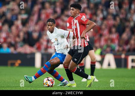 ADU Ares de l'Athletic Club duels pour le ballon avec Alejandro Balde du FC Barcelone lors de la Copa El Rey Round of 8 match entre l'Athletic Club et le FC Barcelone au stade San Mames le 16 janvier 2024 à Bilbao, Espagne. Crédit : Cesar Ortiz Gonzalez/Alamy Live News Banque D'Images