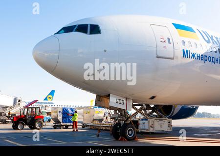 Boryspil, Ukraine - 10 septembre 2019 : Nose of Ukraine International Airlines (FlyUIA) avion Boeing 777-200ER à l'aéroport international de Boryspil Banque D'Images