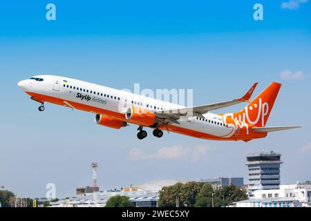 Boryspil, Ukraine - 20 août 2020 : l'avion Boeing 737-900ER de SkyUp Airlines décolle de l'aéroport international de Boryspil Banque D'Images