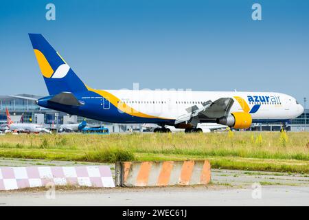 Boryspil, Ukraine - 21 juin 2021 : l'avion Boeing 767-300 d'Azur Air Ukraine ralentit à l'aéroport international de Boryspil Banque D'Images