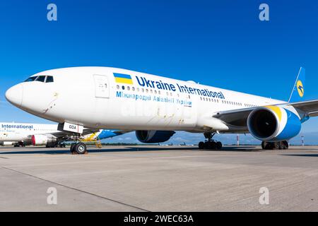 Boryspil, Ukraine - 13 août 2020 : avion Boeing 777-200ER de Ukraine International Airlines (FlyUIA) sur stand à Boryspil International Airpor Banque D'Images