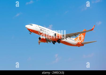 Boryspil, Ukraine - 20 août 2020 : l'avion Boeing 737-800 de SkyUp Airlines décolle de l'aéroport international de Boryspil Banque D'Images