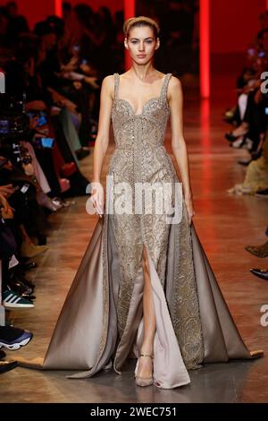 Paris, Frankreich. 24 janvier 2024. ELIE SAAB haute Couture Printemps/été 2024 Runway pendant la semaine de la mode haute Couture de Paris le 2024 janvier - Paris ; France 24/01/2024 crédit : dpa/Alamy Live News Banque D'Images