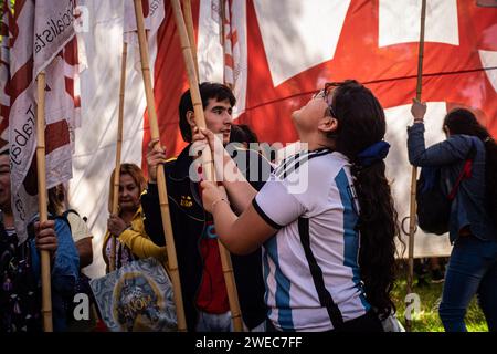 Buenos Aires, Buenos Aires, Argentine. 24 janvier 2024. Ce mercredi 24 janvier, a eu lieu une grève nationale appelée par la Confédération générale du travail (CGT) et les travailleurs centraux d’Argentine (CTA). Les syndicats, les partis politiques et les organisations de défense des droits de l'homme se sont mobilisés devant le Congrès national et d'autres régions clés du pays. La grève exprime un rejet ferme des politiques d'ajustement promues par le gouvernement de Javier Milei. (Image de crédit : © Daniella Fernandez Realin/ZUMA Press Wire) USAGE ÉDITORIAL SEULEMENT! Non destiné à UN USAGE commercial ! Banque D'Images