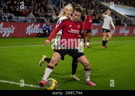 Hayley Ladd #12 du Manchester United WFC affronté par Chloe Kelly #9 de Manchester City lors du match de LA FA Women's League Cup Group B entre Manchester City et Manchester United au joie Stadium, Manchester le mercredi 24 janvier 2024. (Photo : Mike Morese | MI News) crédit : MI News & Sport / Alamy Live News Banque D'Images