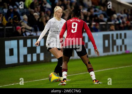 Chloe Kelly #9 de Manchester City affrontée par Melvine Malard #9 de Manchester United WFC lors du match de LA FA Women's League Cup Group B entre Manchester City et Manchester United au joie Stadium, Manchester le mercredi 24 janvier 2024. (Photo : Mike Morese | MI News) crédit : MI News & Sport / Alamy Live News Banque D'Images