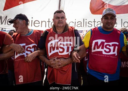 Buenos Aires, Buenos Aires, Argentine. 24 janvier 2024. Ce mercredi 24 janvier, a eu lieu une grève nationale appelée par la Confédération générale du travail (CGT) et les travailleurs centraux d’Argentine (CTA). Les syndicats, les partis politiques et les organisations de défense des droits de l'homme se sont mobilisés devant le Congrès national et d'autres régions clés du pays. La grève exprime un rejet ferme des politiques d'ajustement promues par le gouvernement de Javier Milei. (Image de crédit : © Daniella Fernandez Realin/ZUMA Press Wire) USAGE ÉDITORIAL SEULEMENT! Non destiné à UN USAGE commercial ! Banque D'Images