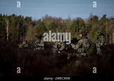 Les soldats américains affectés à la Compagnie des bandits, 3e bataillon, 15e régiment d'infanterie, 2e brigade blindée, 3e division d'infanterie, reçoivent des instructions lorsqu'ils effectuent un exercice de tir réel à Karliki, en Pologne, le 23 janvier 2024. La mission de la 3e Division d’infanterie en Europe est de s’engager dans des entraînements et des exercices multinationaux à travers le continent, en travaillant aux côtés des alliés de l’OTAN et des partenaires de sécurité régionaux pour fournir des forces crédibles au combat au V corps, le corps avancé déployé des États-Unis en Europe. (Photo de l'armée américaine par le sergent Michael Udejiofor) Banque D'Images