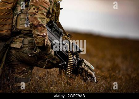 Un soldat américain affecté à la compagnie des bandits, 3e bataillon, 15e régiment d'infanterie, 2e brigade blindée équipe de combat, 3e division d'infanterie, repose avec la mitrailleuse M240 lors d'un exercice de tir réel à Karliki, en Pologne, le 23 janvier 2024. La mission de la 3e Division d’infanterie en Europe est de s’engager dans des entraînements et des exercices multinationaux à travers le continent, en travaillant aux côtés des alliés de l’OTAN et des partenaires de sécurité régionaux pour fournir des forces crédibles au combat au V corps, le corps avancé déployé des États-Unis en Europe. (Photo de l'armée américaine par le sergent Michael Udejiofor) Banque D'Images