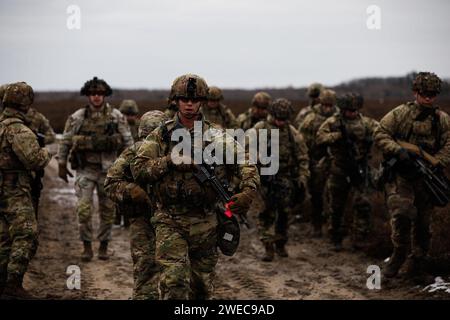 Les soldats américains affectés à la compagnie des bandits, 3e bataillon, 15e régiment d'infanterie, 2e brigade blindée, 3e division d'infanterie, reviennent du champ de tir lors d'un exercice de tir réel à Karliki, Pologne, le 23 janvier 2024. La mission de la 3e Division d’infanterie en Europe est de s’engager dans des entraînements et des exercices multinationaux à travers le continent, en travaillant aux côtés des alliés de l’OTAN et des partenaires de sécurité régionaux pour fournir des forces crédibles au combat au V corps, le corps avancé déployé des États-Unis en Europe. (Photo de l'armée américaine par le sergent Michael Udejiofor) Banque D'Images