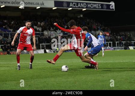 Zak Brown de Kidderminster Harriers protège le ballon contre Anthony Gomez Mancini de Hartlepool United lors du match de la Ligue nationale Vanarama entre Hartlepool United et Kidderminster Harriers à Victoria Park, Hartlepool, le mardi 23 janvier 2024. (Photo : Mark Fletcher | MI News) crédit : MI News & Sport / Alamy Live News Banque D'Images