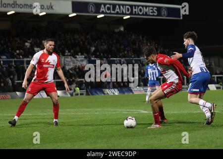 Zak Brown de Kidderminster Harriers protège le ballon contre Anthony Gomez Mancini de Hartlepool United lors du match de la Ligue nationale Vanarama entre Hartlepool United et Kidderminster Harriers à Victoria Park, Hartlepool, le mardi 23 janvier 2024. (Photo : Mark Fletcher | MI News) crédit : MI News & Sport / Alamy Live News Banque D'Images