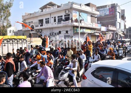 Bikaner, Inde. 22 janvier 2024. Dévots de la communauté Shree RAM Laxman Dussehra lors d'une procession religieuse de la cérémonie de Pran Pratishtha au RAM Mandir. (Photo de Dinesh Gupta/Pacific Press) crédit : Pacific Press Media production Corp./Alamy Live News Banque D'Images