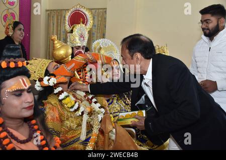 Bikaner, Inde. 22 janvier 2024. Dévots de la communauté Shree RAM Laxman Dussehra lors d'une procession religieuse de la cérémonie de Pran Pratishtha au RAM Mandir. (Photo de Dinesh Gupta/Pacific Press) crédit : Pacific Press Media production Corp./Alamy Live News Banque D'Images