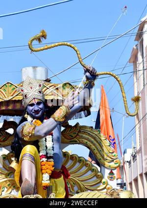 Bikaner, Rajasthan, Inde. 22 janvier 2024. Dévots de la communauté Shree RAM Laxman Dussehra lors d'une procession religieuse de la cérémonie de Pran Pratishtha au RAM Mandir. (Image de crédit : © Dinesh Gupta/Pacific Press via ZUMA Press Wire) USAGE ÉDITORIAL SEULEMENT! Non destiné à UN USAGE commercial ! Banque D'Images