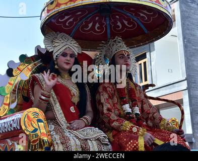 Bikaner, Rajasthan, Inde. 22 janvier 2024. Dévots de la communauté Shree RAM Laxman Dussehra lors d'une procession religieuse de la cérémonie de Pran Pratishtha au RAM Mandir. (Image de crédit : © Dinesh Gupta/Pacific Press via ZUMA Press Wire) USAGE ÉDITORIAL SEULEMENT! Non destiné à UN USAGE commercial ! Banque D'Images