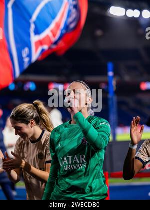 France. 25 janvier 2024. La gardienne Katarzyna Kiedrzynek (PSG 1) célébrant avec les supporters le match de l'UEFA Women's Champions League entre le Paris Saint Germain et l'Ajax Amsterdam au Parc des Princes à Paris, France. (Pauline FIGUET/SPP) crédit : SPP Sport Press photo. /Alamy Live News Banque D'Images