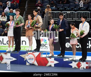 Columbus, Ohio, États-Unis. 24 janvier 2024. Les médaillés des Junior pairs Free Skate aux Championnats américains de patinage artistique. Naomi Williams et Lachlan Lewen, Olivia Flores et Luke Wang, Sydney Cooke et Matthew Kennedy, et Adele Zheng et Andy Deng. Crédit : Brent Clark/Alamy Live News Banque D'Images