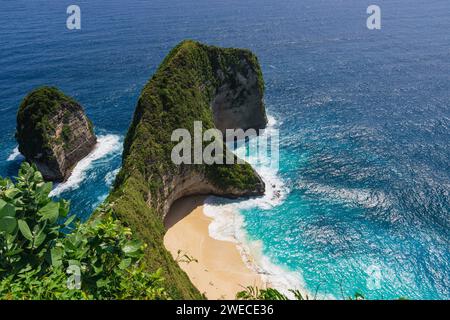 Découvrez le charme époustouflant de Kelingking Beach, où les eaux turquoises rencontrent des falaises spectaculaires dans ce paradis tropical isolé sur Nusa Penida, Banque D'Images