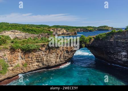 Chef-d'œuvre de la nature : Broken Beach à Bali, en Indonésie, une sculpture côtière captivante où les falaises embrassent les eaux azur dans une danse harmonieuse. Banque D'Images